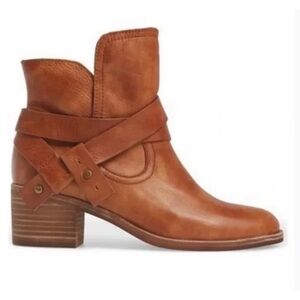 UGG Women's Elora leather Brown Ankle Booties - never worn. Size 8